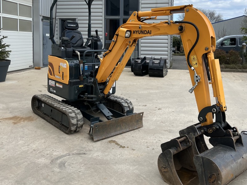 HYUNDAI R17